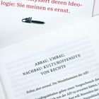 Text: "ABBAU, UMBAU, NACHBAU: KULTUROFFENSIVE VON RECHTS". Darüber ein Teil von rotem Text und eine kleine Motorsäge.