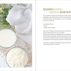 Quarkwickel gegen Husten; Zutaten: Quark, Baumwolltuch. Links: Blumen, Quark und Milch in Schalen, weißer Hintergrund.