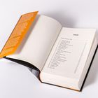 "Inhalt" gefolgt von einer nummerierten Liste von Kapiteln oder Liedern. Ein offenes Buch mit orangem Seitenrand.