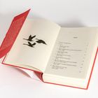 Das Bild zeigt ein Buch mit rotem Einband. Links fliegen schwarze Vögel, rechts steht das Inhaltsverzeichnis in deutscher Sprache.