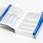 Ein offenes Buch zeigt eine Tabelle mit Mondphasen 2027; daneben Texte über Mondphasen und Mondaspekte. Dünner blauer Rand.