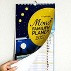„Mond Familien Planer 2027“, Kalender mit Mondphasen, Hase im Mondlicht, jemand blättert die Seite März um.