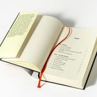 Links ein Text auf einem Lesezeichen, rechts ein Inhaltsverzeichnis eines Buches mit einem roten Leseband.