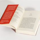 Links: Text über eine junge Journalistin namens Toni, die in einem Eiscafé ein Verbrechen entdeckt. Rechts: Kapitel 1 beginnt mit "17. Januar 1964". Buchseiten sind aufgeschlagen.