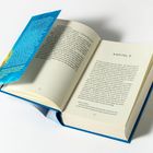 Kapitel 3. Ein blaues Lesezeichen ragt aus einem aufgeschlagenen Buch, gedruckter Text auf den Seiten 24 und 25 sichtbar.