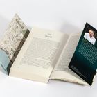 Ein aufgeschlagenes Buch zeigt den Titel "Henrik" und eine Seite mit Text. Daneben eine Karte und ein Foto von einem Mann.