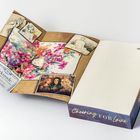 Buchseite mit "Urkunde", "Seele", "Herz", "HEYNE", Collage aus Blumen, drei Frauen, Zeichnungen und "Cheering for Love".