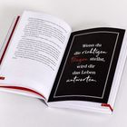 Linke Seite enthält Text, rechte Seite ein Zitat: „Wenn du die richtigen Fragen stellst, wird dir das Leben antworten.“