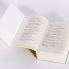 Ein Buch liegt offen, Tabellen mit Kapiteln und Seitenzahlen, wie ein Inhaltsverzeichnis.