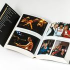 Offene Buchseiten mit Fotos eines Sängers auf der Bühne und bei Events, daneben eine Liste mit Städtenamen.