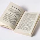 Ein geöffnetes Buch. Links oben steht „Der Ursprung der Gedanken“ als Titel. Seitenzahlen sind 34 und 35.