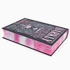 Auf dem Buchcover steht: "DARLY" und "HARLEQUIN PRESS". Die Seitenschnitte sind rosa mit dekorativen Mustern.