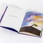 Text: „Wenn das Leben zu stürmisch wird und du ein offenes Ohr brauchst,“. Illustration: Baum auf Hügel im Wind.