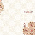 Text: "Wer bin ich?" Hintergrund aus filigranem, geometrischem Muster in Rot- und Beigetönen mit tanzender Figur rechts unten.