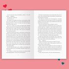 Doppelseite eines Buches mit Text. Im Hintergrund rosa Fläche mit roten und blauen Herzen.