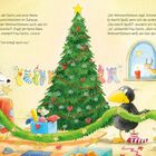 Ein Dachs, ein Rabe und eine Maus schmücken ihr Zuhause weihnachtlich mit einem großen Weihnachtsbaum im Mittelpunkt.