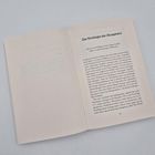 „Die Strategie der Akzeptanz“ ist der Titel eines Textes auf einer Buchseite mit dem Hinweis „Wenn wir im Einklang mit den Dingen handeln, sofort...“.