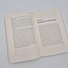 Kapitel 5: Erziehung und viele Fragen. Zwei aufgeschlagene Buchseiten mit Text über moderne Vaterschaft. Seitenzahl 136-137.