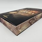 Auf dem Umschlag steht "You can’t run from me." und das Buch hat ein abstraktes, liniertes Muster in Erdtönen.