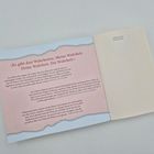 "Es gibt drei Wahrheiten. Meine Wahrheit. Deine Wahrheit. Die Wahrheit." Text auf zerrissenem rosa Papier. Buch: Guillaume Musso.