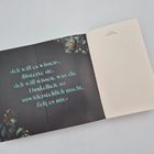 „Ich will es wissen“, flüsterte sie. Dunkler Hintergrund, florales Muster im Design.