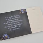 »Was machst du hier?« »Sichergehen, dass dir nichts passiert.« Dunkler Hintergrund mit violetten Blumen.