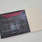 Ein roter Text sagt: „Ein Ermittler zwischen Gehorsam und Moral: Diese Reihe geht unter die Haut!“ Darunter auf dunklem Hintergrund Zitate von Autoren.