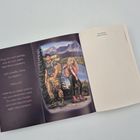 „Sag mir noch einmal, was du tust, wenn irgendwas passiert.“ Illustration: ein Paar mit Rucksäcken in Berglandschaft.