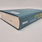 Seitlich liegendes Buch mit blauem Umschlag, gelbem Text: "ZWEI MENSCHEN SIND IN MIR", Name: Andrea Stoll.