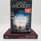 "Ulrich Wickert: Der Raub im Tunnel. Ein Fall für Jacques Ricou." 
Buch mit städtischem Motiv bei Nacht und rotem Buchrücken.