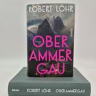 "OBER AMMERGAU" von Robert Löhr, Buch mit Berglandschaft im Hintergrund, roter Schriftzug, Verlag Piper.