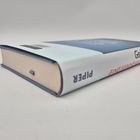 "Gisèle Pelicott, EINE HYMNE AN DIE FREUDE, Piper" gezeigt auf dem Buchrücken, Hardcover liegt flach auf hellem Untergrund.