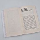 "Das Mass der Dinge: Der Weisse Mann" steht oben auf der rechten Seite eines geöffneten Buches.