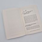 KONSUM, KREDITE, SCHULDEN – WO DIE FALLEN LAUERN. Seitenansicht eines geöffneten Buches mit Text.