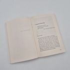 Rechts eine Buchseite mit Text: Kapitel über Raphaël Batailley, Zitat von Philip K. Dick. Links eine leere Buchseite.