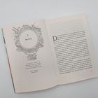 Links steht "6 Der Preis", umgeben von einer Illustration. Rechts beginnt ein Text mit einem großen "D".