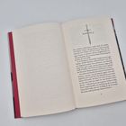 Ein aufgeschlagenes Buch bei Kapitel 5, das mit einem Schwertsymbol verziert ist. Text darunter beschreibt eine Szene.