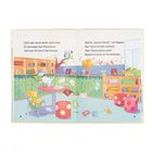 „Doch der Hund denkt nicht dran. Er schnappt sich Plusminus und rast mit ihm in die Schule.“  
Illustration einer bunten Schulbibliothek.