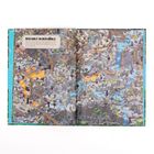 "Der Wolf in der Höhle" oben auf einer pixeligen Illustrations-Doppelseite mit komplexem Höhlenlabyrinth aus Blöcken.