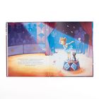 Ein Mädchen in einem blauen Kleid und eine Katze stehen auf einem Zirkushocker, umgeben von applaudierendem Publikum.