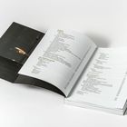 Ein Buch liegt offen, mit einem Inhaltsverzeichnis auf zwei Seiten. Links ist ein Foto einer ausgestreckten Hand.