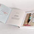 Kapitel 2: Rund um die Muskeln. Links Diagramm Skelettmuskel, rechts Frau mit Fitnessband im Raum.