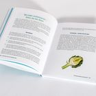 Links oben: „Die Leber revitalisieren – Gutes aus der Natur“. Rechts unten: Artischocke Abbildung. Buch Doppelseite.