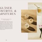 Text: "GLÄSER, EISWÜRFEL & GARNITUREN". Links Beschreibung zu Getränken. Rechts Eiskugeln mit Blumen auf sandfarbenem Hintergrund.