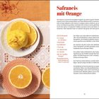 Safraneis mit Orange. Rezeptdetails mit Zutaten und Zubereitung. Links Safraneis mit Orangen, auf Tischdecke arrangiert.
