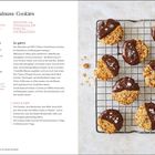 Dattel-Walnuss-Cookies: Rezept für 8 Stück, mit Zutaten und Anleitung. Rechts abgebildet: fertige Cookies teils in Schokolade.