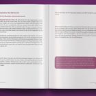 Zwei Buchseiten: Der Titel lautet "Inspiration: Was fällt Dir ein? Wie Du Blockaden überwinden kannst." Weitere Texte motivieren zur Selbstreflexion und zum Überwinden innerer Blockaden. Eine hervorgehobene Box weist darauf hin, kritische innere Stimmen nicht zu ernst zu nehmen. Seitenzahlen: 48 und 49.