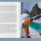 Seite links: Text über Gletscher, Eisblöcke, Bergsteigen. Rechts: Foto mit Bergsteiger in oranger Jacke vor türkisfarbenem See.