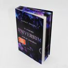 Sarah Sprinz: "In unserem Universum sind wir unendlich". Dunkles Cover mit violetten Blüten. Roman.