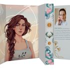 Links Illustration einer Frau mit langen Haaren, rechts Text über "Miri Smith" und Foto einer Frau. Florales und astrologisches Design.